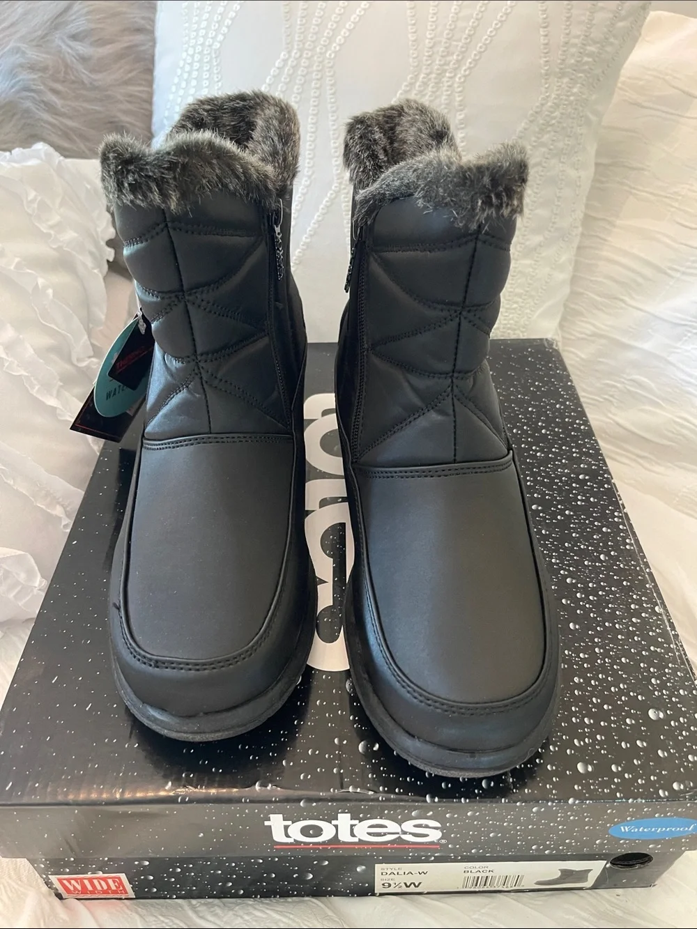totes Black Dalia Faux-Fur Lined Winter Zip Ankle Boots, size 9.5
